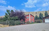 Lost Pines Guesthouse - Beautiful views and only 5 minutes to Yellowstone Park