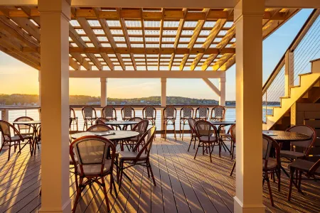 Bearskin Neck Motor Lodge