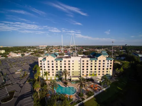 Comfort Suites Maingate East - parking
