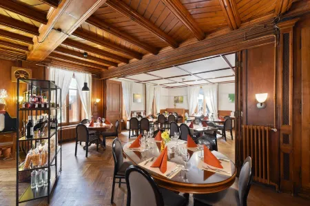 Hôtel de l'Aigle Отели в г. Валь-де-Травер