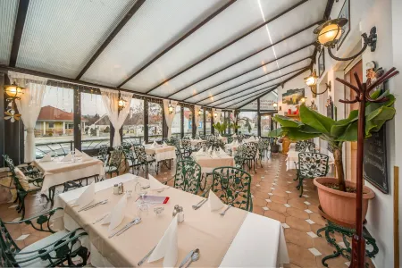 Hotel Piroska Отели в г. Бюк