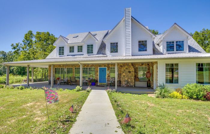 Spacious & Secluded Shook Home w/ Private Hot Tub!