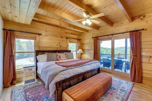 Hot Tub, Game Room! Group-Friendly Nebo Cabin - 주차장