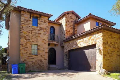 Stylish Lake Austin Retreat w/ EV Charger! Отели в г. Лейкуэй