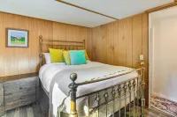 Woodsy Cabin Retreat ~ 4 Mi to Crescent Lake! - chambre d’hôtes
