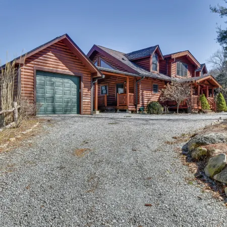 Wooded Cabin Mtn Views, Hot Tub and 2 Decks!