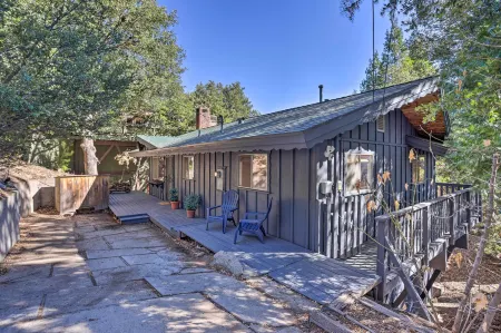 Modern and Unique Cabin with Deck by Lake Gregory! Отели в г. Крестлайн