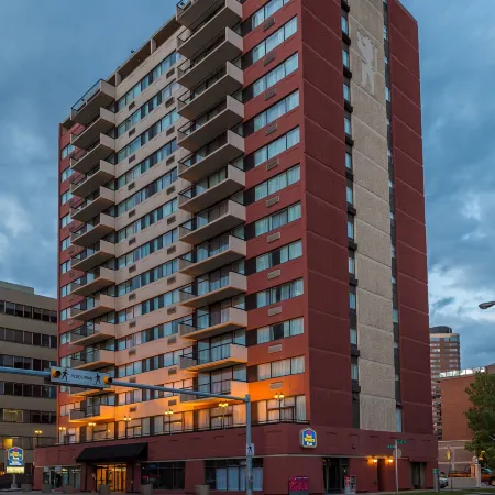 Best Western Plus Suites Downtown Отели рядом с достопримечательностью «Скульптура Разговор»