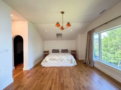 NEW -Lakefront 2 Bed / 3 bath + Extra Bed off of living room