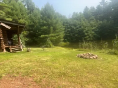 Very private log cabin nestled in the woods to unwind & unplug.