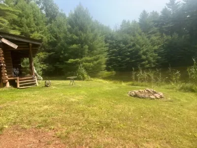 Very private log cabin nestled in the woods to unwind & unplug.