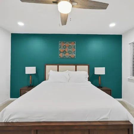 The Wildflower Townhome - Beautifully Updated and Fully Stocked - Close to A&M!