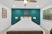 The Wildflower Townhome - Beautifully Updated and Fully Stocked - Close to A&M!