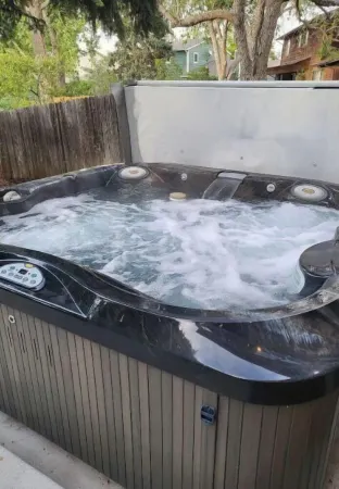 3BR Home w/ Hot Tub Near Downtown Denver & Boulder Отели рядом с достопримечательностью «Колледж Фронт Рейндж Коммьюнити»