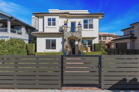 Sunset Serenity by Avantstay Rooftop w/ Hot Tub & Fire Pit, 3 Blocks to Beach!