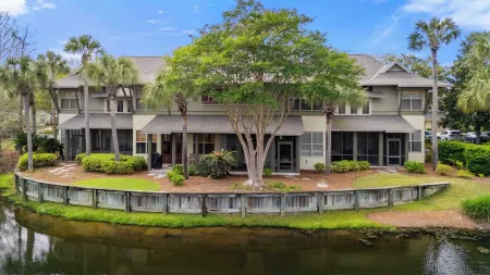 Serene Pondfront Stay w View Pool Access Walk to Baytowne Wharf