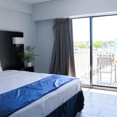 Sun & Sand Resort Oceanfront Suites Отели рядом с достопримечательностью «Сэндбридж-Бич»
