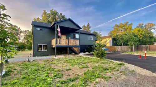 New Riverfront Retreat Home on 1 Acre - WiFi, A/C, Covered Deck and Spa