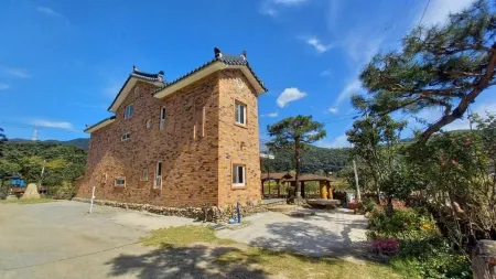 Gongju Soraeng Stream Pension Отели рядом с достопримечательностью «Magoksa Temple»