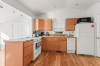 Cozy Cottage With Garage Hotels in Englewood