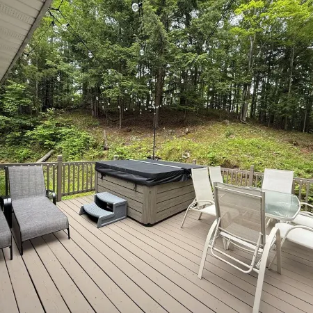Peaceful cabin hideaway with fire pit & hot tub only 3 blocks from Walloon Lake