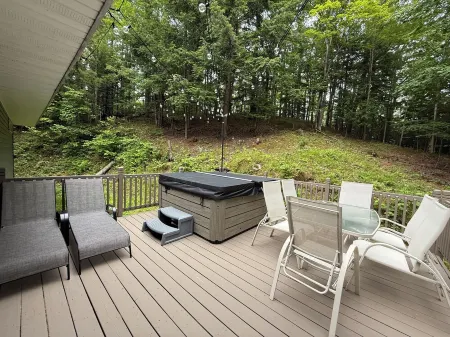 Peaceful cabin hideaway with fire pit & hot tub only 3 blocks from Walloon Lake