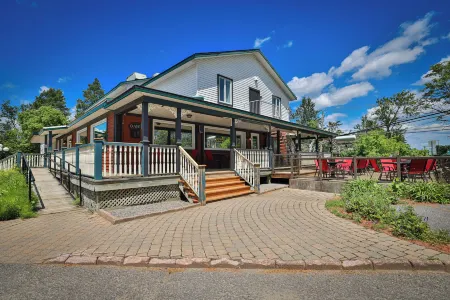 Auberge Valcartier - PAR Aneyro Отели рядом с достопримечательностью «Nordique spa Stoneham»