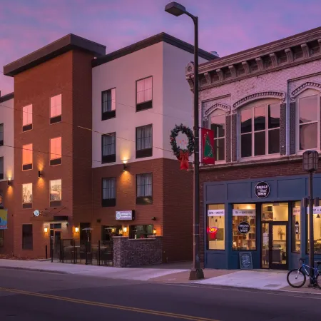 Cobblestone Hotel & Suites - Chippewa Falls