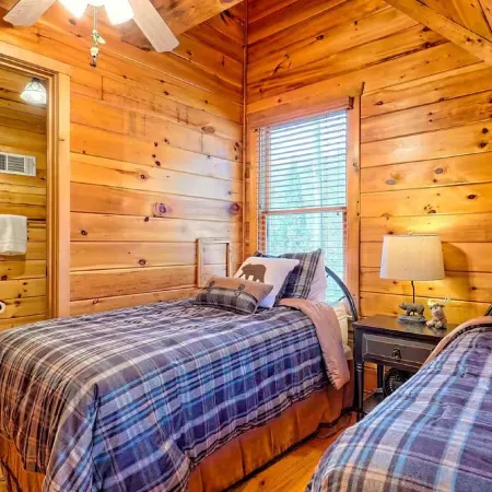 Cabin with Mountain & Lake Views, Fire Pit, WiFi, AC, EV Charger, Pond/Fountain