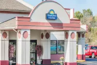 Days Inn & Suites by Wyndham Youngstown / Girard Ohio - Pet friendly