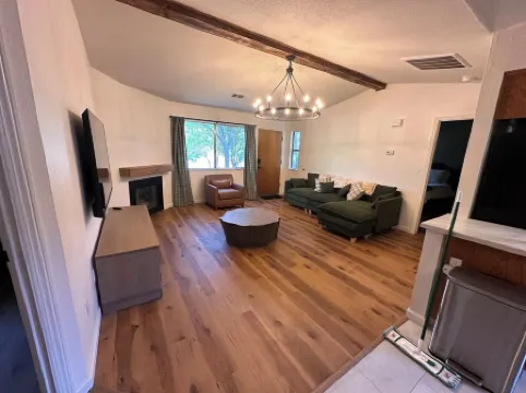 Yosemite Gateway: Modern Dual-Master Cabin