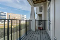 Spacious Patio and Fast Wifi - Serene Business Retreat