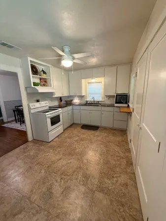 Charming 2-bedroom bungalow in downtown Gatesville with AC, WiFi