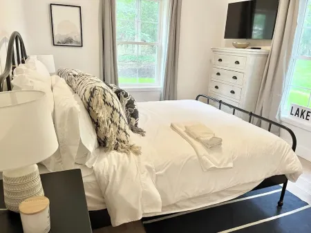 Beautiful Lake Cottage - Great for large families or group events!