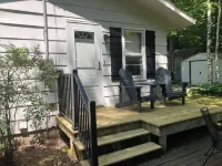 Retreat on a wooded lot within walking distance of downtown! Các khách sạn ở Sister Bay