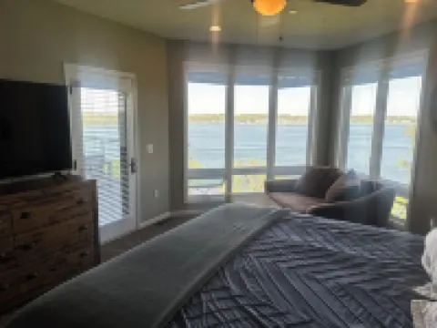 Charming lake front 3-bedroom condo in Arnolds Park with fitness room, WiFi