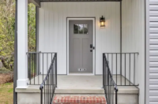 Greer Charm: Pet-Friendly 2BR with Fire Pit