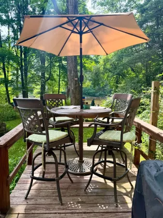 Charming & Cozy River Front Cabin- Close to ski mountains. Ski,Fish,Swim & Hike! Отели в г. Даммерстон