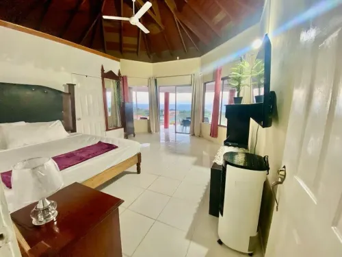 Cozy 1-bedroom apartment in fantastic St. Mary Parish with AC, WiFi & Oceanviews Hotels in RioNuoya