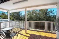 Renovated 3 bed Unit with Views Hotels in Umina Beach