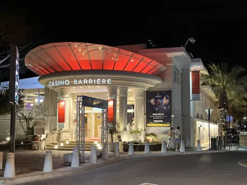 Incredible sea view-beach 300m away-pool-parking-fully renovated-2 bedrooms