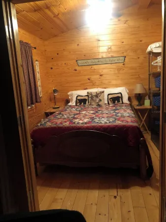 Little River Cabin. At the rim of the Canyon. Quaint, quiet and relaxing.