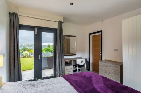 The Luxury "Shed" Отели рядом с достопримечательностью «Magic Rock Brewing Co. Ltd»