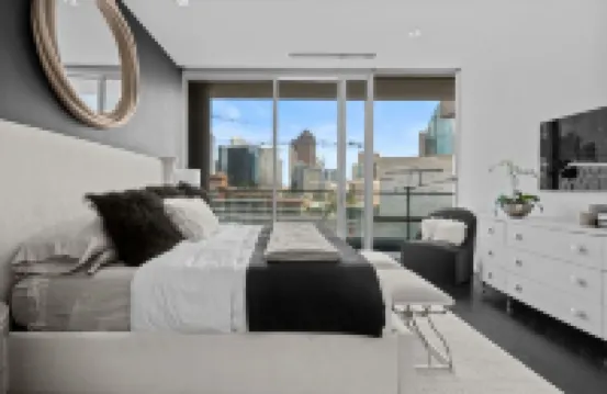 Luxury Condo in Dallas Victory Park, amazing downtown views, walk to AAC Hotels in Victory Park