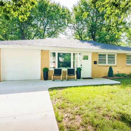 3 bedroom cozy house located footsteps away from KSU’s sporting events!