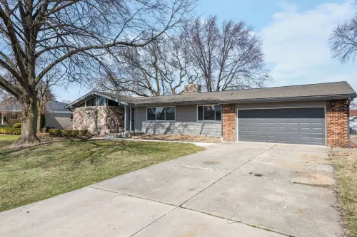 Beautiful Mid-Century 5-bedroom ranch with AC, WiFi in pleasant Clinton Township Hotels in Clinton Township
