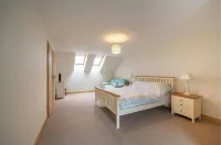 10mins to St Andrews & Dundee. 5mins to Tentsmuir Forest and beach. Hotels in Leuchars