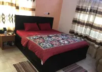 Family-friendly 3-bedroom apartment / WiFi, AC & Fishpond in charming Porto-Novo Hotels in 