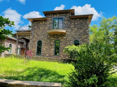 Charming  guesthouse  in castle  in delightful Woodstock with office space Hotels near Zena Recreation Park Swim and Tennis Club (Private)