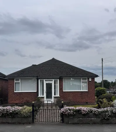 Bungalow Bliss: Recently Renovated 3 Bedroom Stay